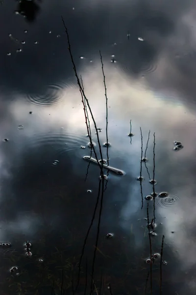 Палки и пузыри в небе — стоковое фото
