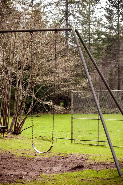 Balançoires du parc et champ — Photo