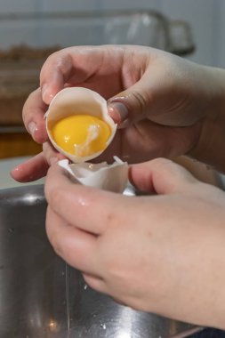 ayırmak için yumurta kabuğu nu kullanma