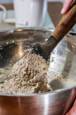 gümüş kase spatula üzerinde çikolata talaşmave kek hamuru