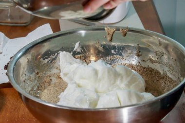 çikolata hamuru üzerinde çırpılmış yumurta akı