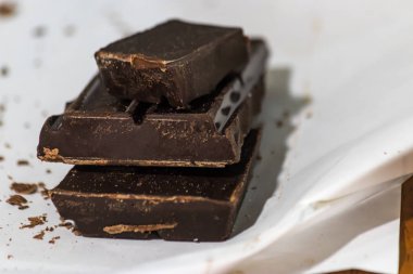 çikolata kareler yığılmış