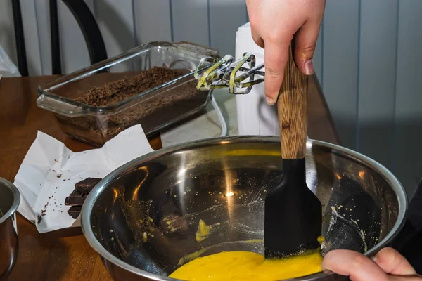 Mezcla amarilla revolviendo a mano en un tazón — Foto de Stock