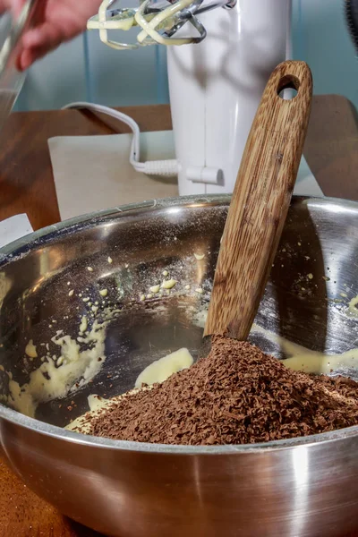 Шоколадная стружка на тесте для тортов — стоковое фото