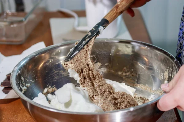 Revolviendo las claras de huevo y la masa de pastel con chocolate — Foto de Stock