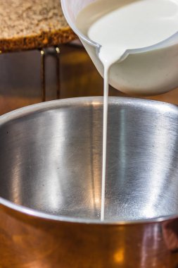 krem bir kase ye dökerek hazır ve katman