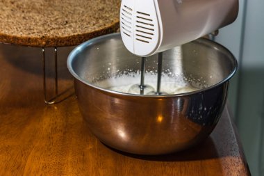 krema içine mikser karıştırma kremi