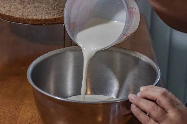 Crème verser dans un bol prêt à fouetter et la couche — Photo