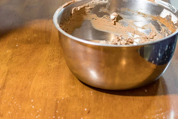 Bol métallique avec glaçage au chocolat — Photo