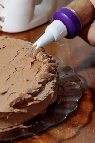 Моча шоколадне заморожування на торті — стокове фото