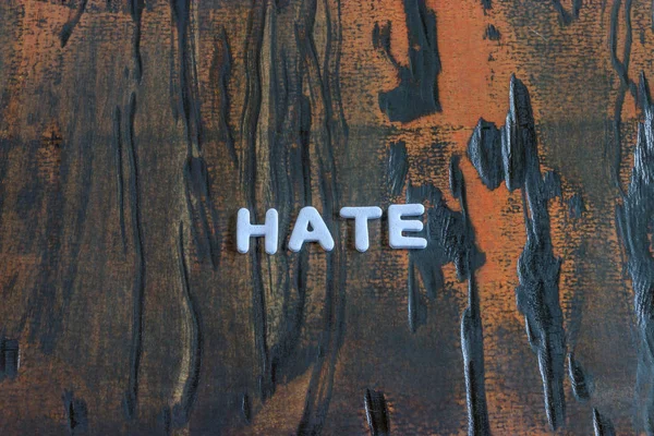 A palavra ódio escrito em letras brancas do bloco — Fotografia de Stock