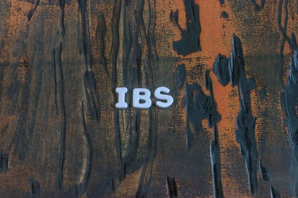 La palabra Ibs escrita en letras blancas — Foto de Stock