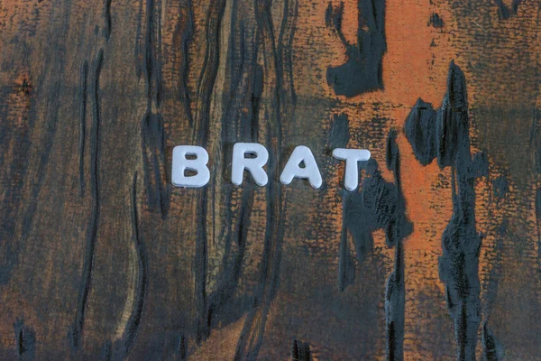 Слово brat, написанное белыми блочными буквами — стоковое фото