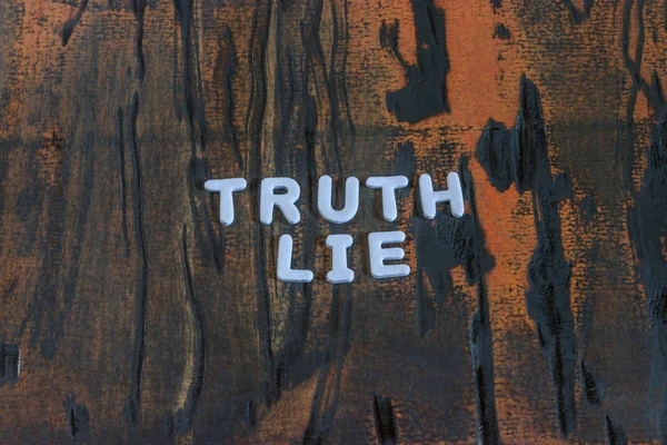 The words truth and lie written in white block letters — Stock Photo, Image