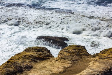kayaların üzerinde beyaz akıntı