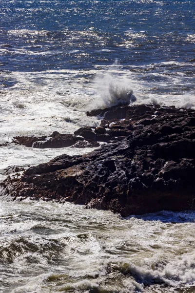 파도 바위 위에 압 연 — 스톡 사진