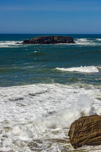 Olas estrellándose contra rocas —  Fotos de Stock