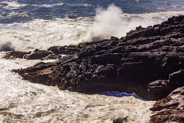 Kaya oluşumu çökmesini dalgalar — Stok fotoğraf