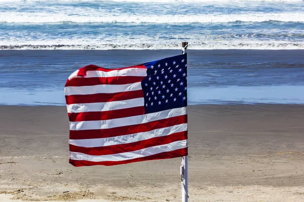 Αμερικανική σημαία που φυσάει στον άνεμο — Φωτογραφία Αρχείου