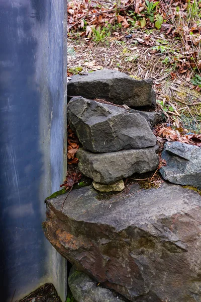 Удержание стены со штабелированными камнями — стоковое фото