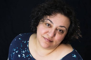 esmer kadın devirme baş sola gülümseyen