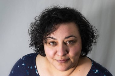 kameraya gülümseyen çok ırklı esmer kadın