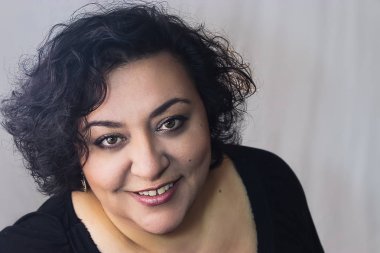 siyah bir gömlek gülümseyen çok ırklı esmer kadın