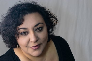 esmer kadın olarak kameraya sırıtarak makyaj