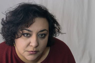 uzak bir ifade ile yorgun etnik kadın