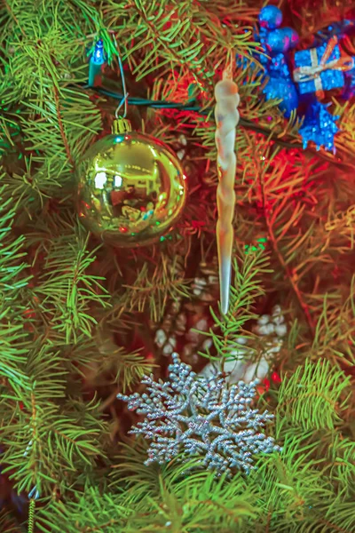 Ornamenti dell'albero di Natale, una palla, ghiacciolo, scatola e fiocco di neve — Foto Stock