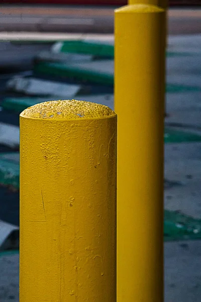 Uma linha de postes de metal limitando carros de bater calçada — Fotografia de Stock