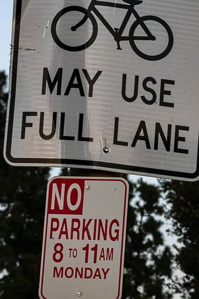 Signs telling of bike lane use and parking limits — Stock Photo, Image