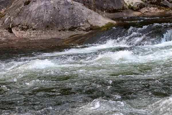 Голубая река, падающая в пороги белой воды — стоковое фото