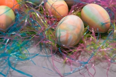 Boyalı Paskalya yumurtaları bir masada toplandı.