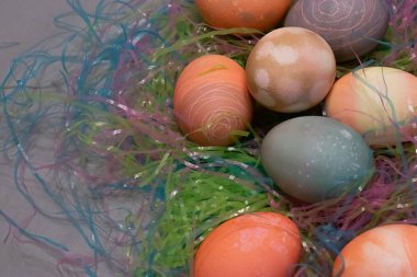 Boyalı Paskalya yumurtaları bir masada toplandı.