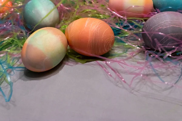 Obarvená velikonoční vajíčka shromážděná na stole — Stock fotografie
