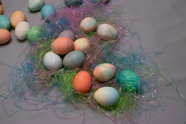 Oeufs de Pâques teints réunis sur une table — Photo