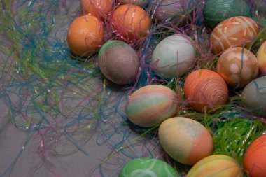 Renkli Paskalya yumurtaları Paskalya otlarıyla dolu bir masada toplandı.