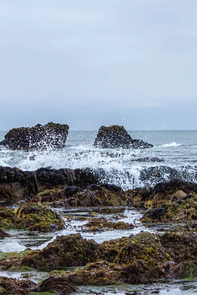 Tidal pools with ocean waves crashing over rocks — Stock Photo, Image