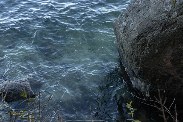 大きな岩の上に潮が流れ込み — ストック写真