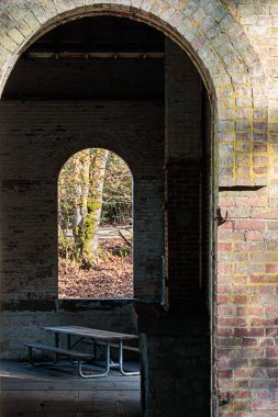 Açılmış ve solmuş eski antika tuğlalar.