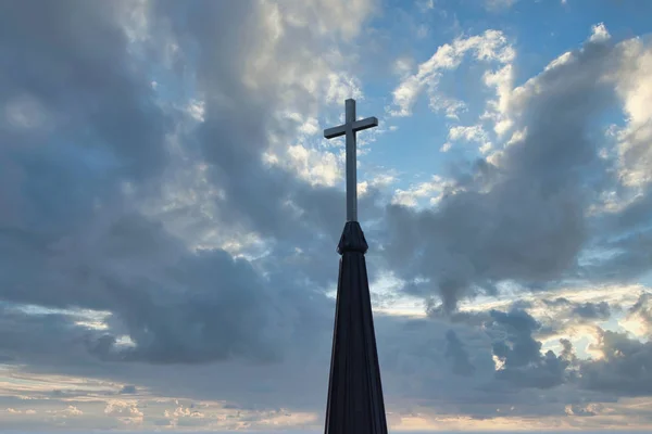 Cruzar-se no topo da igreja campanário contra céu nublado no fundo — Fotografia de Stock
