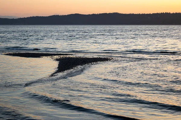 Klart blått vatten av puget ljud längs stranden av Washington — Stockfoto