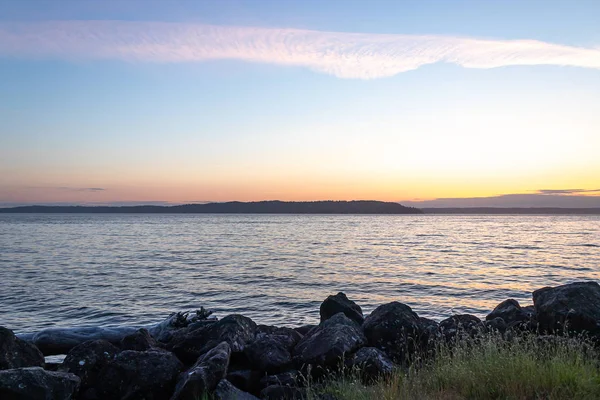 Ярко-голубая вода пюгет звук вдоль береговой линии штата Вашингтон — стоковое фото