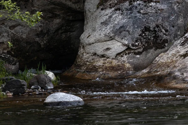 Água que flui ao longo do rio verde no estado de Washington na floresta — Fotografia de Stock