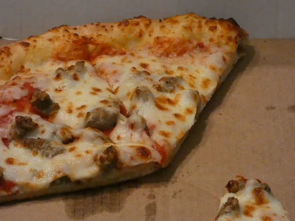 Wurst-Käse-Pizza auf Pappkarton — Stockfoto