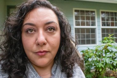 40 'larında orta yaşlı bir kadın sonbaharda dışarıda oturuyor.