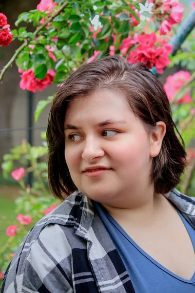 Young woman with short hair outside in a garden in spring — Stock Photo, Image