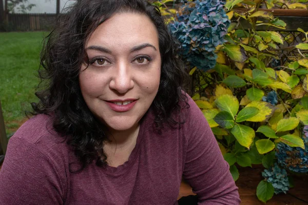 Middle aged woman in her 40s sitting outside in fall — Stock Photo, Image