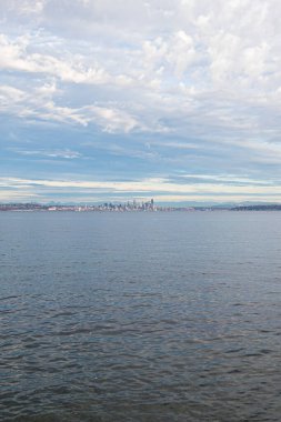 Bainbridge adasındaki kıyı şeridi batan güneşten ışıldıyor